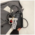 Détail du sac seau en cuir noir avec nœud en dentelle perles et breloques cerise - Avec Pendentif / Noir
