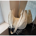 Grande borsa a mezzaluna beige in tela con tracolla larga regolabile e stile moderno - Bianco Sporco