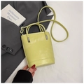Sac seau vert clair avec texture cuir et boucles argentées sur blazer gris - Sans pendentif / Jaune