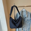 Verstellbare schwarze Umhängetasche in Halbmondform aus Nylon mit Seitentasche - Schwarz