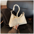 Détail du sac à main en cuir PU crème avec poignée tressée et breloque en dentelle - Blanc (Avec Pendentif)
