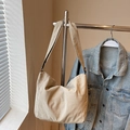 Minimalistische beige Nylon-Hobotasche mit breitem Gurt und leichter Knitteroptik - Khaki