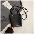 Sac seau minimaliste en cuir noir mat avec finitions argentées et deux poignées - Sans pendentif / Noir