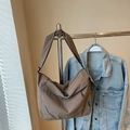 Große taupefarbene Kuriertasche aus Nylon mit verstellbarem Gurt für Sport - Kaffeebraun
