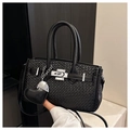 Sac Kelly élégant en cuir tressé noir avec fermoir argenté et breloque coeur - Noir avec pendentif