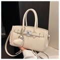 Sac à main tissé blanc crème avec boucles argentées et breloque cœur - Beige Avec Charme