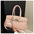 Sac à main rose pâle avec texture tressée, fermoir argenté et breloque coeur - Rose avec pendentif
