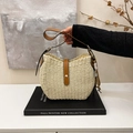Beige gewebte Stroh-Hobo-Tasche mit braunem Lederbesatz und Schultergurt im minimalistischen Stil - Cremeweiß Mit Anhänger
