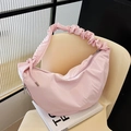 Bolso de media luna rosa con asa fruncida y acabado de nailon sedoso ligero - Rosa