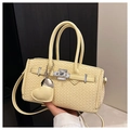 Sac à main jaune avec texture tressée, fermoir en métal et pendentif coeur élégant - Jaune avec Pendentif