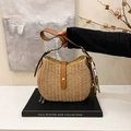 Handgefertigte halbrunde Strohtasche mit braunen Ledergriffen und Quasten-Detail - Khaki Mit Anhänger