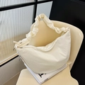Bolso media luna chic blanco crema con correa plisada de nailon suave para mujer - Blanco Roto