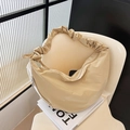 Bolso hobo de nailon beige con correa de hombro estilo scrunchie y cierre de cremallera - Caqui
