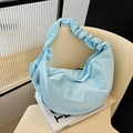 Bolso de hombro plisado azul claro en forma de media luna con correa ancha suave - Azul