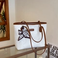 Borsa tote bianca goffrata serpente con manici marroni e foulard con motivo a cuore - Bianco con ciondolo