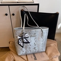Borsa tote argento pitonata con foulard a cuori, grande capienza per il lavoro - Argento (Con Ciondolo)