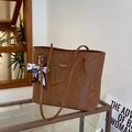 Borsa tote marrone scuro stampa serpente con foulard a pois e tracolla per il lavoro - Marrone con ciondolo
