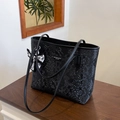 Grande borsa tote nera con stampa pitonata, doppi manici e foulard a pois decorativo - Nero con ciondolo