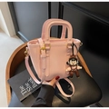 Schicke rosa Beuteltasche aus Kunstleder mit verstellbarem Gurt und süßem Anhänger - Roze mit Anhänger