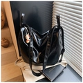 Vue détaillée du sac à bandoulière noir brillant avec un pendentif lapin mignon - Noir