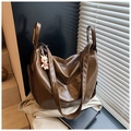 Détail du grand sac cabas en cuir marron brillant avec breloque lapin et poche zippée - Marron