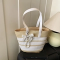 Bolso tote de paja a rayas blancas y beige con lazo de cinta y detalle perla - Con Colgante / Caqui