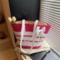 Bolso tote de paja a rayas rosa y blanco con detalles de perlas y lazo - Con Colgante / Rosa