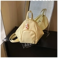 Détail du sac fourre-tout multifonctionnel jaune clair avec design géométrique et lapin - Jaune