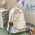 Mochila blanca con estampado de mármol, detalles amarillos y un llavero de oso de peluche - Con Colgante / Blanco Roto
