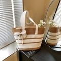 Bolso tote de paja a rayas con lazo blanco y colgante de perlas para playa de verano - Con Colgante / Marrón
