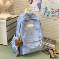Mochila azul claro con estampado de mármol, asas amarillas y un tierno osito de peluche - Con Colgante / Azul