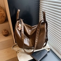 Donkerbruine grote shopper van glanzend kunstleer met een schattige poppenhanger - Bruin