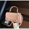Nahaufnahme der rosa Mini-Tasche mit Litschitextur, Silberverschluss und Handgriff - Rosa