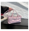 Detail der hellrosa PU-Leder Kissentasche mit Silberschnallen und doppelten Trageriemen - Rosa