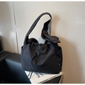 Dettaglio della borsa a tracolla in nylon nero con coulisse e tracolla larga - Nero