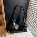 Sac hobo croissant en cuir verni noir brillant avec un pendentif en forme de cœur - Noir avec pendentif