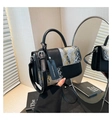 Detail der Umhängetasche mit gold-silbernem Spritzmuster auf schwarzer Lederklappe - Schwarz