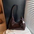 Sac hobo demi-lune en cuir verni marron foncé avec mini breloque cœur et brillant - Café avec Pendentif