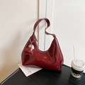 Sac hobo en cuir verni rouge foncé avec breloque cœur et détails argentés - Rouge avec Pendentif