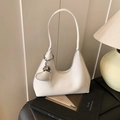 Sac hobo blanc brillant en similicuir avec un charmant pendentif en forme de cœur - Blanc avec pendentif