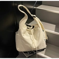 Borsa a tracolla trapuntata color crema con tracolla regolabile e chiusura a coulisse - Bianco Sporco