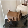 Borsa a tracolla marrone scuro in pelle martellata con cuciture e ciondolo peluche - Con Ciondolo / Marrone