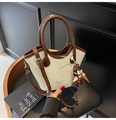 Detalle del bolso tote crema con ribete marrón en contraste y adorno de muñeca - Con Colgante / Azul