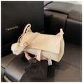 Borsa a tracolla chic bianco crema motivo litchi con fibbia dorata e ciondolo a pompon - Con Ciondolo / Bianco Sporco