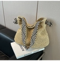 Detailansicht der handgefertigten Stroh-Beuteltasche mit schwarz-weiß gestreiften Griffen - Off-White mit schwarz-weißem Träger