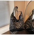 Detalle del bolso tote de gran capacidad con estampado de leopardo gris y correa ancha - Bolso Tote de Hombro / Estampado Leopardo Negro Gris (911-320)
