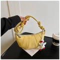 Chique gele halve maan crossbodytas met litchi textuur en schattige eendenhanger - Met Hanger / Geel