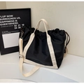 Sac fourre-tout en nylon noir avec cordons de serrage et bandoulière en toile blanc cassé - Noir