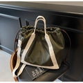 Sac fourre-tout en nylon vert olive avec poignées en toile crème et cordon de serrage - Vert