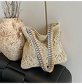 Böhmische gewebte Strohtasche mit buntem Trageriemen und Lochmuster-Verzierung - Off-White mit buntem Träger